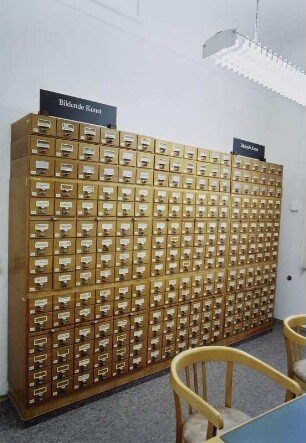 Sächsische Landesbibliothek - Staats- und Universitätsbibliothek Dresden. Zentralbibliothek (ehem. Landesbibliothek). 1. Obergeschoss. Abteilung Information, Auskunft, Systematischer Katalog (Bildende Kunst) : Dresden-Neustadt, Marienallee 12. Sächsische Landesbibliothek - Staats- und Universitätsbibliothek Dresden. Zentralbibliothek (ehem. Landesbibliothek). 1. Obergeschoss. Abteilung Information, Auskunft, Systematischer Katalog (Bildende Kunst)