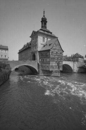 Bamberg: Rathaus mit Fachwerkvorbau von der Regnitz