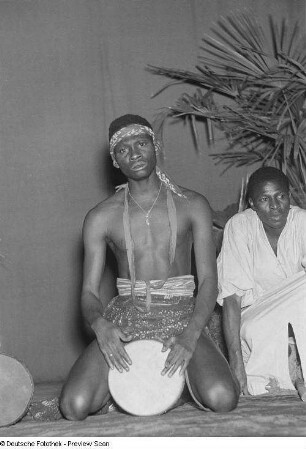 Auftritt eines afrikanischen Ensembles unter der Leitung der Dichters Keita Fodeba in der Kongresshalle