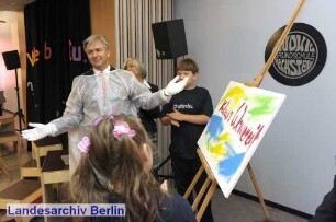Der Regierende Bürgermeister von Berlin, Klaus Wowereit (vor der Tafel) besucht die Ludwig-Bechstein-Grundschule.