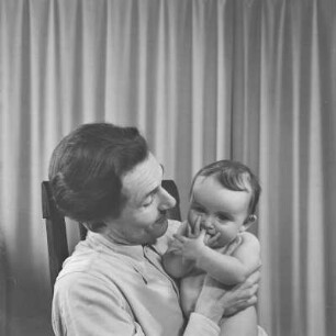 Vater hält sein Kind im Arm