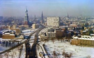 Hamburg. Budapester Straße mit Michel : Hamburg. Blick auf die Budapester Straße mit der Kirche St. Michaelis (Michel) im Hintergrund
