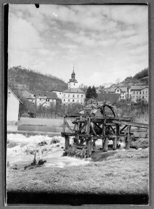 An der Wiesent bei Muggendorf mit altem Wasserschöpfrad