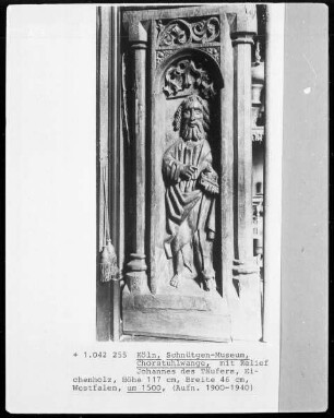 Chorstuhlwange mit Relief Johannes des Täufers