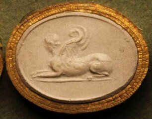 Liegende griechische Sphinx (Daktyliothek, Erstes Mythologisches Tausend)
