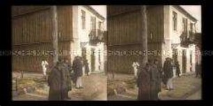 Passanten vor einem Wohnhaus in Plock