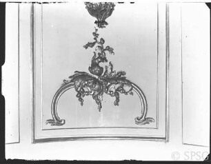 Potsdam, Neues Palais, Wohnung Friedrich II., Speisezimmer, R.: 215, unteres Ornament im Wandfeld der Südwestecke.