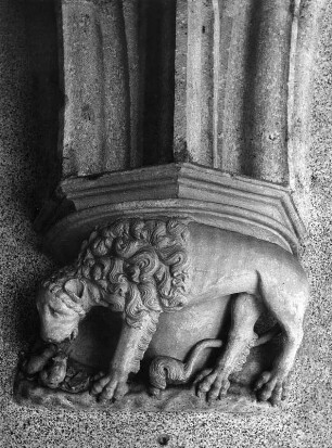 Konsole mit einem Löwen, seine seine Jungen erweckend : Konsole mit einem Löwen, seine seine Jungen erweckend (um 1330/1340). Neuberg an der Mürz, Ehemals Zisterzienserstift, Kreuzgang