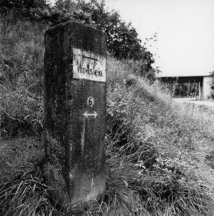 Wegweiser Richtung Wollstein - Verkehrsmale; Waldkappel, Auf der Leimenkaute