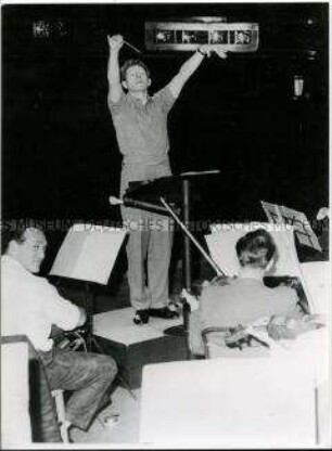 Der Schauspieler Danny Kaye als Dirigent