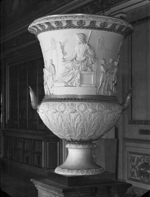 Krater mit umlaufenden Fries: Männer vor thronendem Zeus