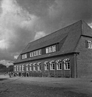 Volksschule: davor Schulhof: hinten links Schulkinder