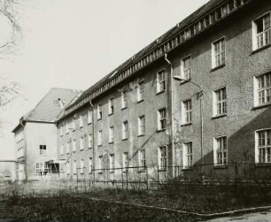 Dresden-Neustadt, Tannenstraße / östlich Hans-Oster-Straße. Ehemalige Kaserne der Sowjetarmee. Dienstgebäude