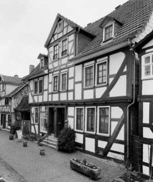 Wohnhaus, Anbau und Stützmauer; Lauterbach, Am Graben 21
