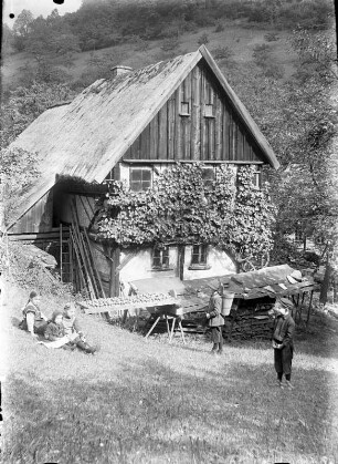 Das Bauernhaus der Familie Müller in Rongstock mit Kindern auf der Wiese