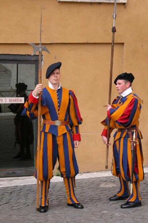 Rom - Schweizer Gardisten stehen Wache : Schweizer Gardisten in historischen Uniformen bewachen den Papst und den Vatikanstaat. Aufgenommen im April 2004