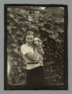 Sachsen. Portrait einer jungen Frau mit Hund