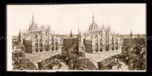 Blick auf den Mailänder Dom, Duomo di Santa Maria Nascent, mit Vorplatz und angrenzenden Gebäuden