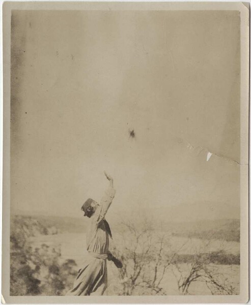 Un indien chiriguano joue avec une balle faite de feuilles de maïs