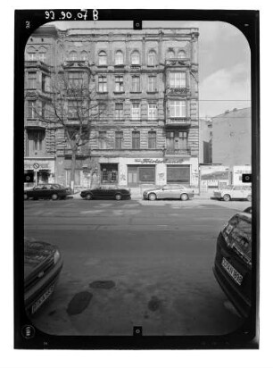 Berlin-Mitte, Oranienburger Straße 45. Wohnhaus mit Läden (1884). Straßenfront (Teilansicht)