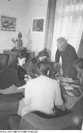 Dresden, Wolfshügelstraße 22, Haus des Lehrers. 1957 erhielt es den Namen "Richard Schallock". Neues Namensschild und Beratungen, 1957