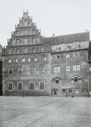 Freiberg, Untermarkt. Blick auf Stadt- und Bergbaumuseum sowie Superintendentur (rechts)