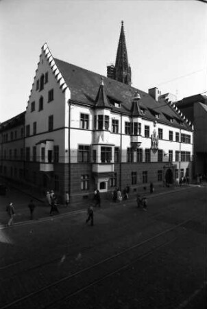 Freiburg: Außenansicht des Basler Hofes, sommerlich