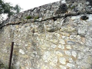 Kirchhofmauer im Süden über Feldseite mit Werksteinen im Mauersteinverband-Wehrgang im 18 Jh abgetragen-auf der Mauerkrone Ansatz der Steinbrüstung erhalten