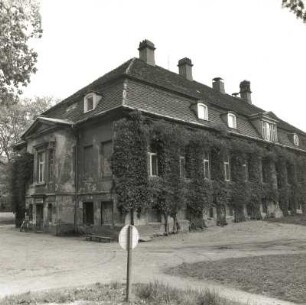 Kasel-Golzig. Schloß (2. H. 18. Jh.). Gartenansicht (Eckansicht)