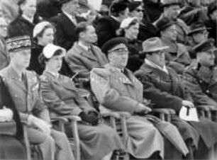 Parade zum Abschied des britischen Stadtkommandanten Generalmajor Oliver