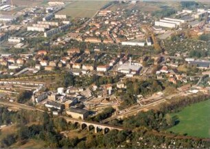 Löbau. Stadtteilansicht zwischen Mühlweg, Viadukt und Gleisanlagen der Strecke Dresden - Görlitz, Weißenberger Straße und Am Trommlerbusch. Luftbild-Schrägaufnahme von Südost