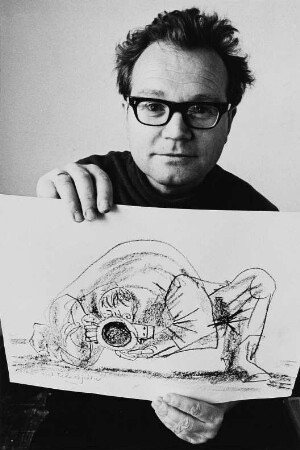 Der Grafiker Armin Münch mit einem seiner Werke