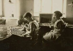 Vögel bemalen, Spielzeugindustrie, Seiffen-Heidelberg, Erzgebirge, 1930