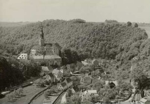 Weesenstein, Blick ins Müglitztal auf Ort und Schloss