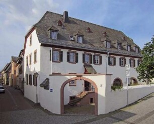 Kath. Pfarrhof; Walluf, Hauptstraße 37