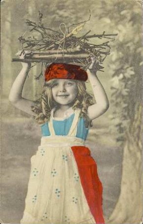 [Mädchen transportiert Geäst]