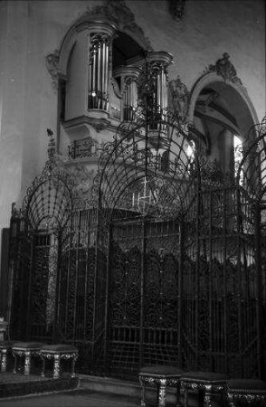 Mariastein: Wallfahrtskirche Mariastein, Gitter und kleine Orgel