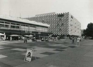 Dresden-Altstadt. Kaufhaus "Hertie" (ehemaliges "Centrum"), Prager Straße 17 (1970/1978, Koll. F. Simon, J. Fokvari). Ansicht von Südosten mit ehemaligen Restaurant "International" (Hertie "Sport und Spiel, 1970/1972, Koll. H.-J. Richter, G. Gruner, L. Johne)