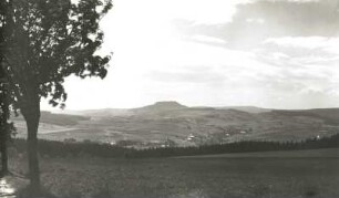 Osterzgebirge. Bärenstein gegen Geisingberg und Kahleberg. Blick von der Straße Börnchen - Müglitztal nach Südwesten