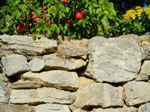 Harzgerode - Stadtmauer aus Feldsteinen : Die Kleinstadt im Unterharz hat sich zum lokalen Wirtschaftsstandort und Touristenziel entwickelt. Die historische Stadtmauer besteht aus Feldsteinen. Aufgenommen in Harzgerode am 16. Oktober 2011