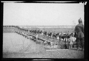 bei Tauroggen (=Tauragë, Bez. Tauragë, Litauen): Kolonne von Lanzenreitern auf einer Bootsbrücke über die Memel (?)] ("Behelfsbrücke bei Tauroggen")