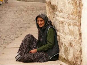 Alte Frau bettelt bei Touristen in der historischen Altstadt von Cordoba, Andalusien, Spanien