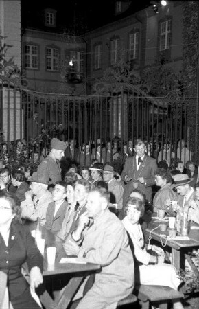 Basel (Schweiz): Hof-"Beize" am Wettsteiner Hof