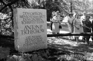 Badenweiler: am Schwanenweiher; Tschechow-Gedenkfeier mit Gedenksteinenthüllung; Gedenkstein