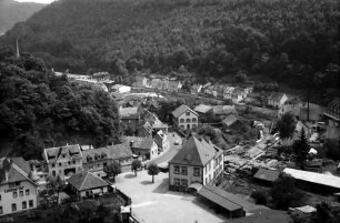 Hardenburg: Burg Hardenburg, von der Burg auf den Ort im Isenachtal