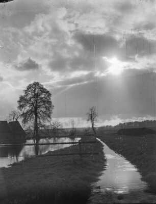 Landschaft : Unbekannter Ort. Landschaft, am Himmel Schicht-Haufenwolken (Stratocumulus)