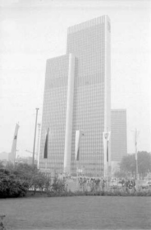 Frankfurt: Hochhaus in der Friedrich-Ebert-Anlage, von der Messe aus
