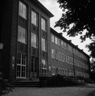 Hauptgebäude [später Gebäude A]: Rückfront mit Eingang