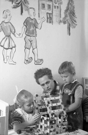 Freiburg: Karl Wittlinger, mit beiden Kindern im Kinderzimmer