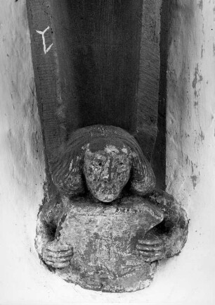 Konsolfigur mit Steinmetzzeichen : Konsolfigur mit Steinmetzzeichen. Amorbach (Kreis Miltenberg), Amorsbrunn